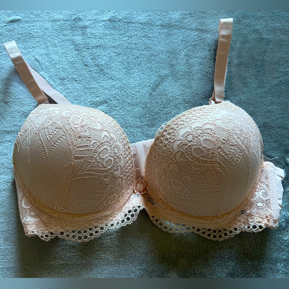 NWOT LACE UNDERWIRE BRA SIZE 38C